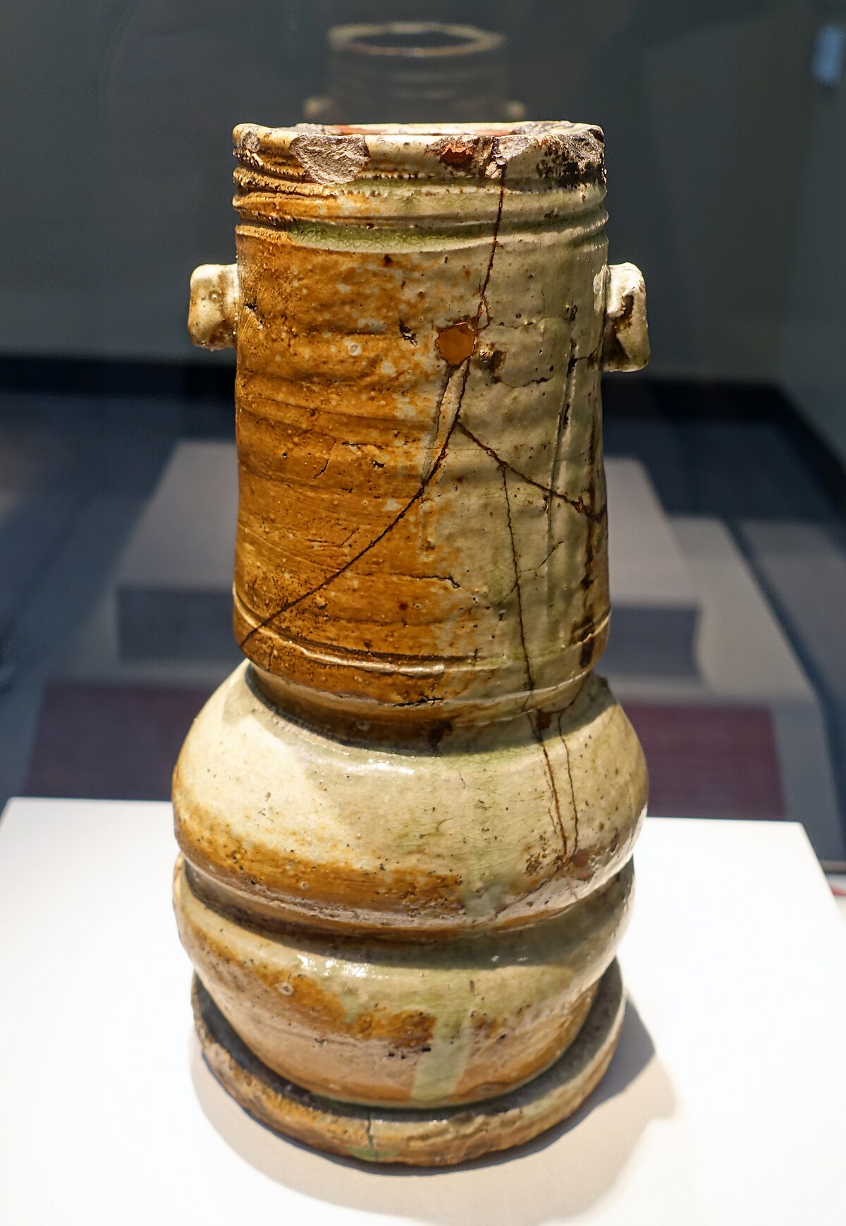 Vase japonais des kilns d Iga, période Momoyama, grès avec glaçures de cendres de bois et fer, réparations en laque dorée