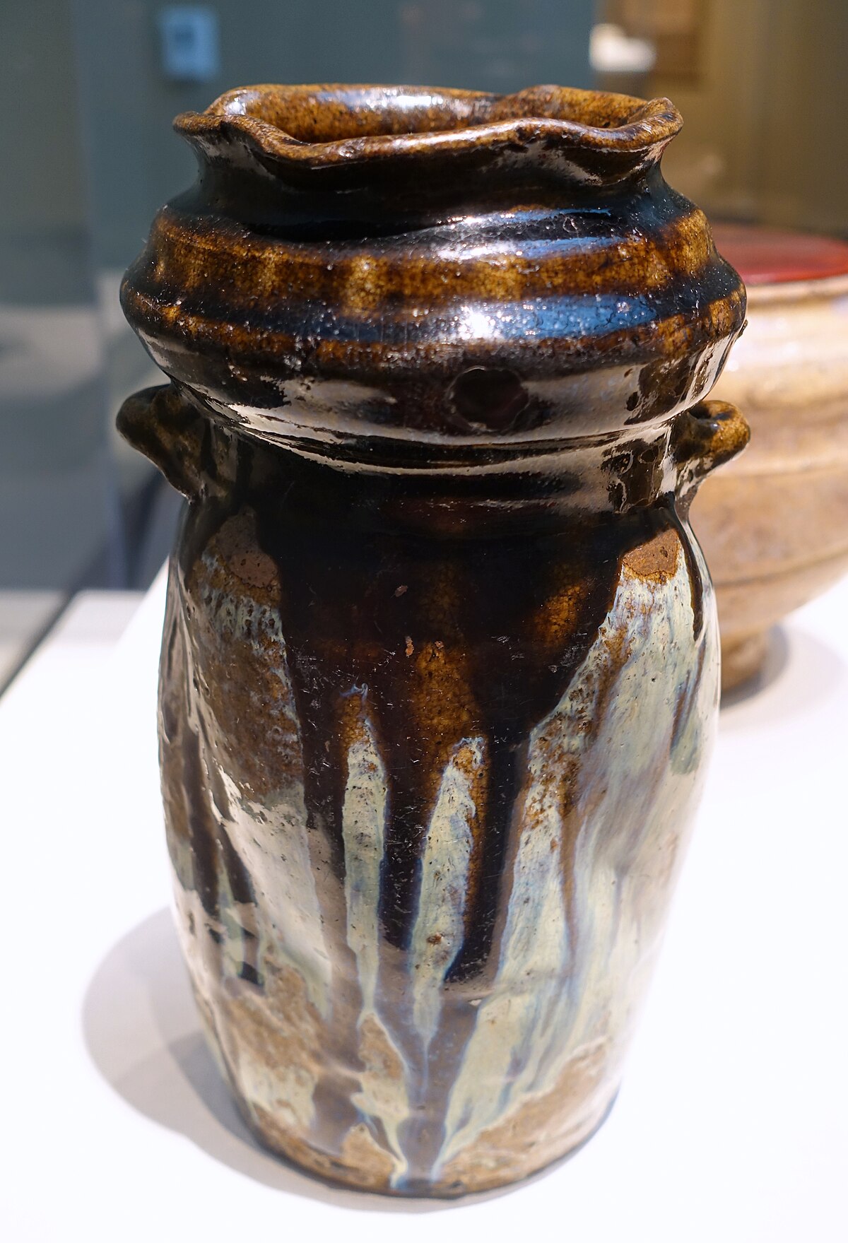 Vase en grès de la période Momoyama, kilns de Karatsu, glaçure de cendres de paille de riz et fer, Japon vers 1596-1615