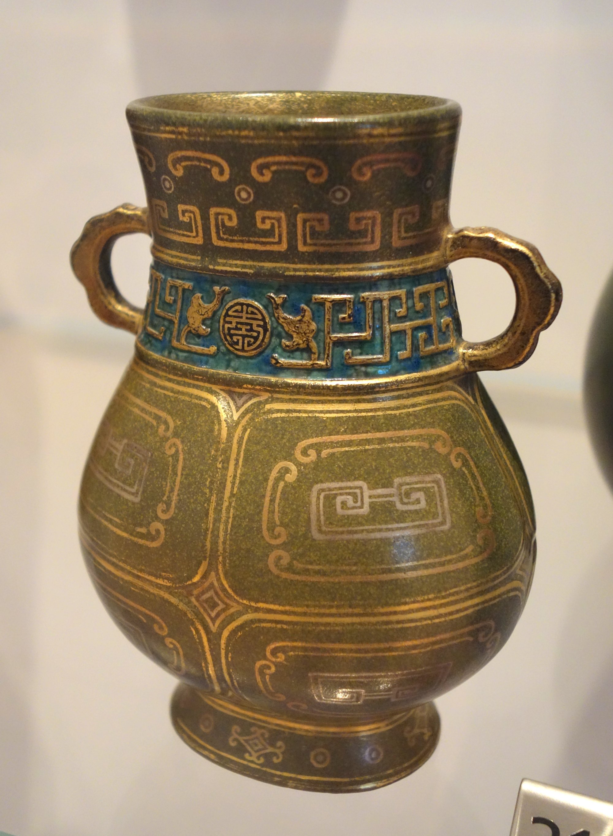 Vase en porcelaine de Jingdezhen, époque Qing (1820-1850), émaux polychromes, Musée Royal de l'Ontario