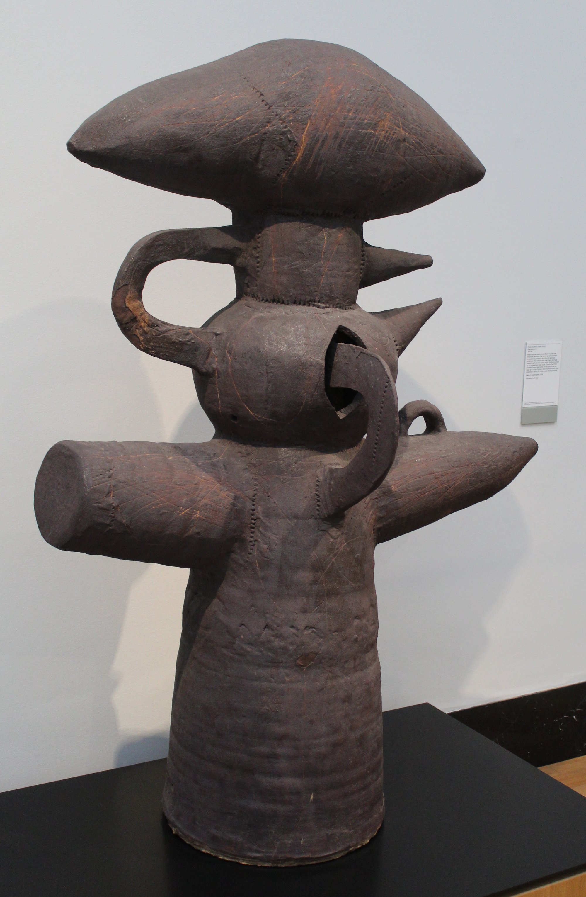 Peter Voulkos, Standing Form, 1957-58, exposée au Victoria and Albert Museum de Londres