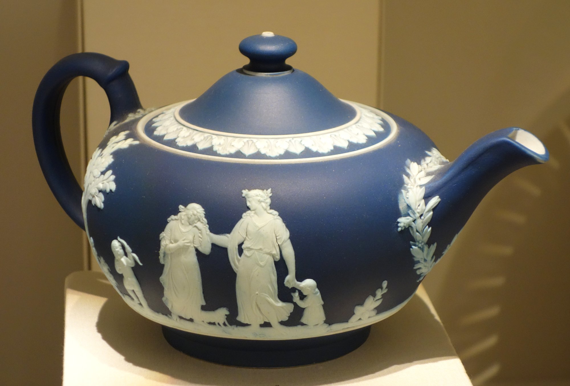 Réplique du Portland Vase de Wedgwood en jasperware bleu, vers 1880, au Chazen Museum of Art