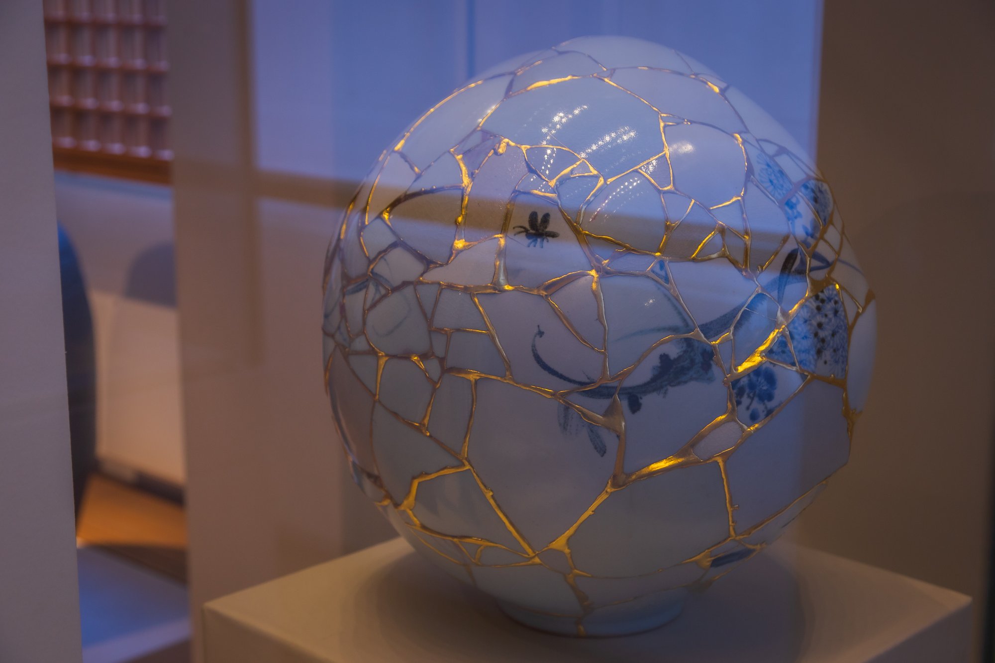 Translated Vase de Yeesookyung, porcelaine et or 24 carats, 2014, collection du British Museum, Londres