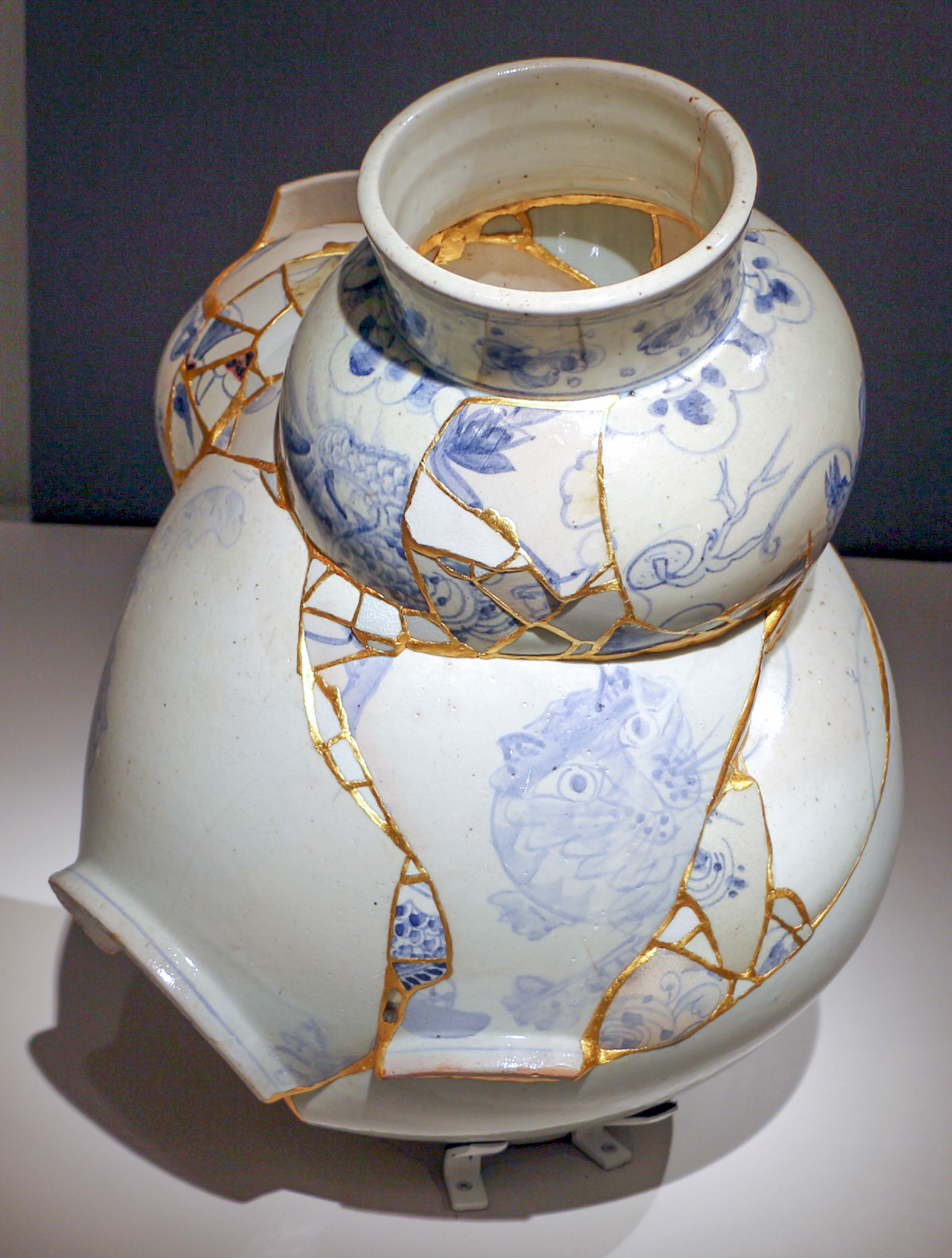 Sculptures Translated Vase de Yeesookyung en porcelaine et or, 2007, exposées au Smart Museum of Art